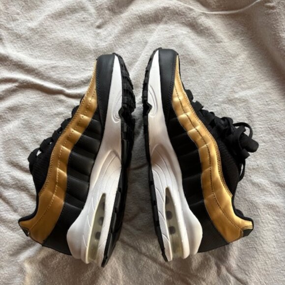 Nike Air Max 95 GS OG ‘Black Metallic Gold’ 905348-032 Youth Sz 7Y Women Sz 8.5 - Picture 3 of 11